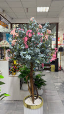 Árvore artificial decorativa com flores rosa e folhagem verde